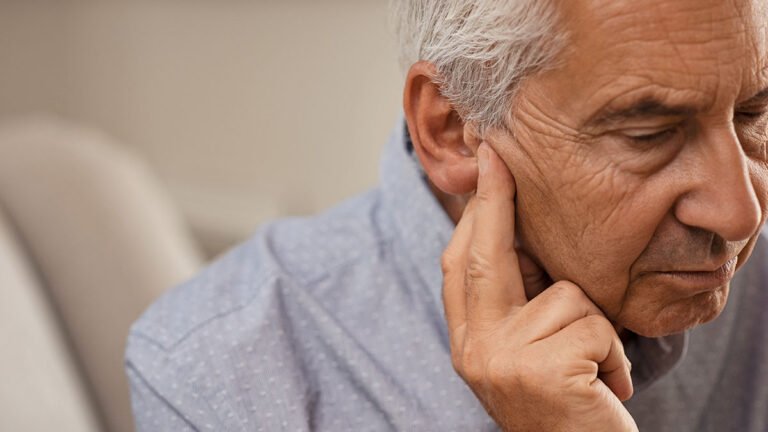 Dificultades Auditivas en Personas Mayores: Causas y Soluciones